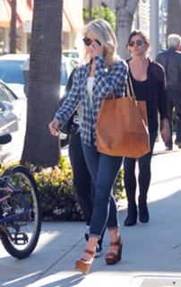 Julianne Hough feet photo thumbnail