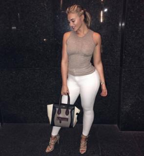 Iskra Lawrence feet photo thumbnail