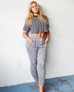 Iskra Lawrence feet photo thumbnail
