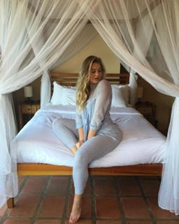 Iskra Lawrence feet photo thumbnail