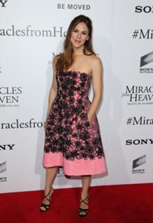 Jennifer Garner feet photo thumbnail