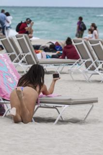 Claudia Romani feet photo thumbnail