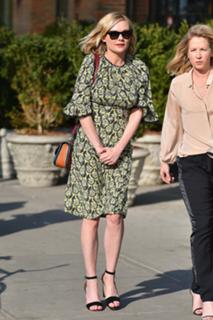 Kirsten Dunst feet photo thumbnail