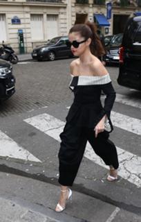 Selena Gomez feet photo thumbnail
