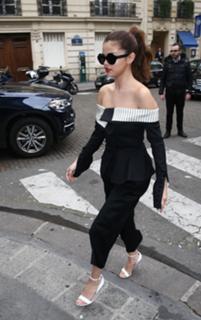 Selena Gomez feet photo thumbnail