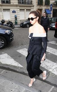 Selena Gomez feet photo thumbnail