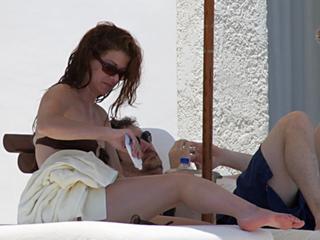 Debra Messing feet photo thumbnail