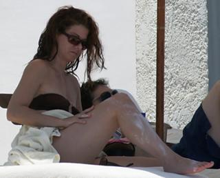 Debra Messing feet photo thumbnail