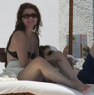 Debra Messing feet photo thumbnail