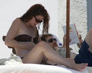 Debra Messing feet photo thumbnail