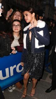 Selena Gomez feet photo thumbnail