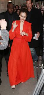Selena Gomez feet photo thumbnail