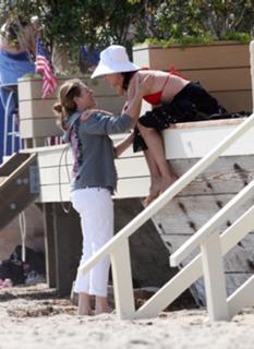 Debra Messing feet photo thumbnail