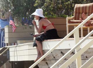 Debra Messing feet photo thumbnail