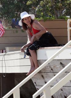 Debra Messing feet photo thumbnail