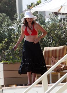 Debra Messing feet photo thumbnail