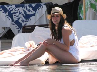 Jennifer Love Hewitt feet photo thumbnail