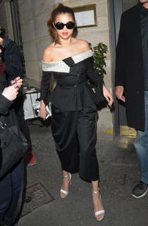 Selena Gomez feet photo thumbnail