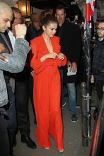 Selena Gomez feet photo thumbnail
