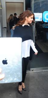 Selena Gomez feet photo thumbnail