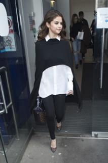 Selena Gomez feet photo thumbnail