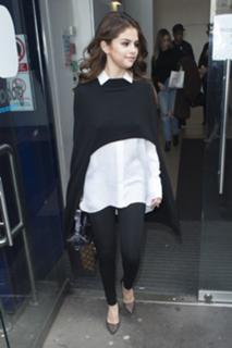 Selena Gomez feet photo thumbnail