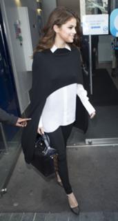 Selena Gomez feet photo thumbnail
