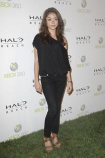 Sarah Hyland feet photo thumbnail