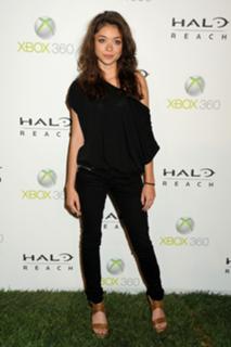 Sarah Hyland feet photo thumbnail