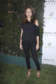 Sarah Hyland feet photo thumbnail