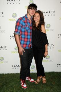 Sarah Hyland feet photo thumbnail