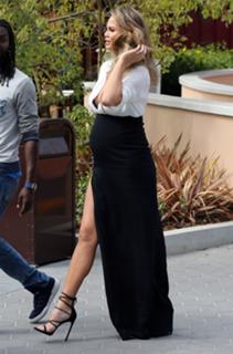Chrissy Teigen feet photo thumbnail