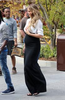 Chrissy Teigen feet photo thumbnail