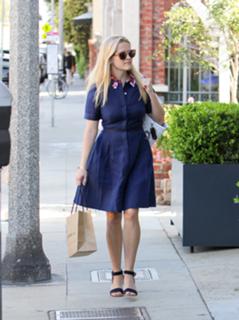 Reese Witherspoon feet photo thumbnail