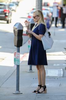 Reese Witherspoon feet photo thumbnail