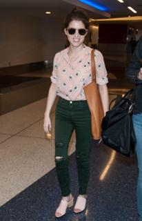 Anna Kendrick feet photo thumbnail