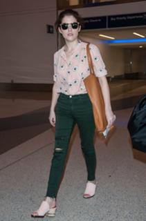 Anna Kendrick feet photo thumbnail