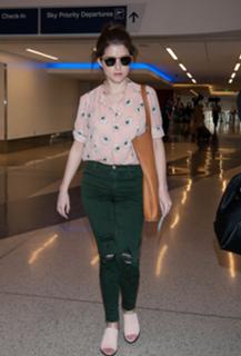 Anna Kendrick feet photo thumbnail