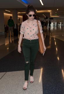 Anna Kendrick feet photo thumbnail