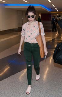 Anna Kendrick feet photo thumbnail