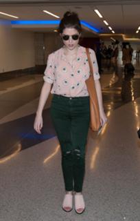 Anna Kendrick feet photo thumbnail
