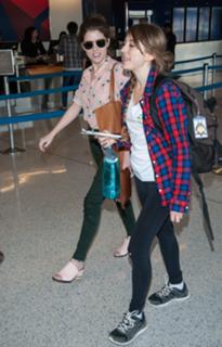 Anna Kendrick feet photo thumbnail