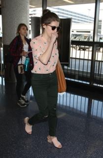 Anna Kendrick feet photo thumbnail