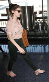 Anna Kendrick feet photo thumbnail