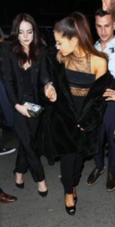 Ariana Grande feet photo thumbnail