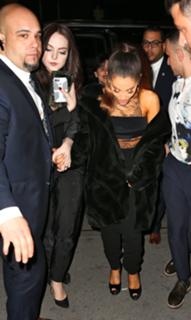Ariana Grande feet photo thumbnail