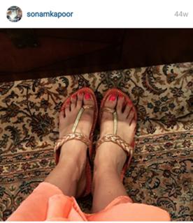 Sonam Kapoor feet photo thumbnail