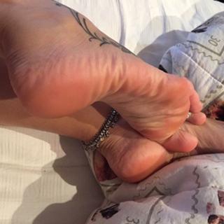 Karin Klemp feet photo thumbnail