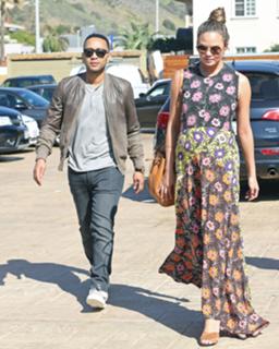 Chrissy Teigen feet photo thumbnail