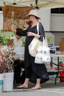 Anne Hathaway feet photo thumbnail